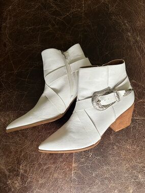 Beast Fashion White Ankle Cowboy Western Boots Pointed-Toe with Metal Buckle